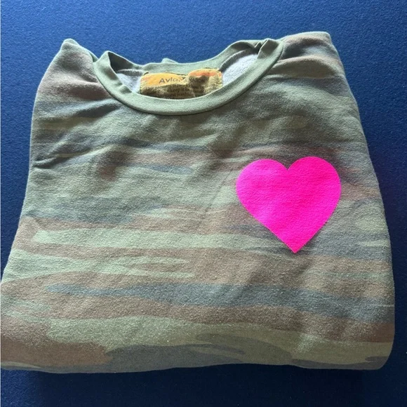 AVIATOR NATION Camouflage crewneck Sweatshirt with bright pink heart🩷NWOT🩷 - Picture 3 of 13